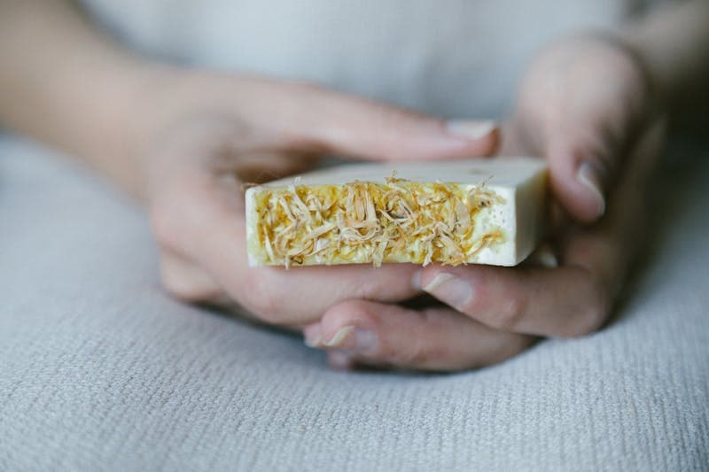 Bahan-bahan alami untuk membuat sabun yang lembut