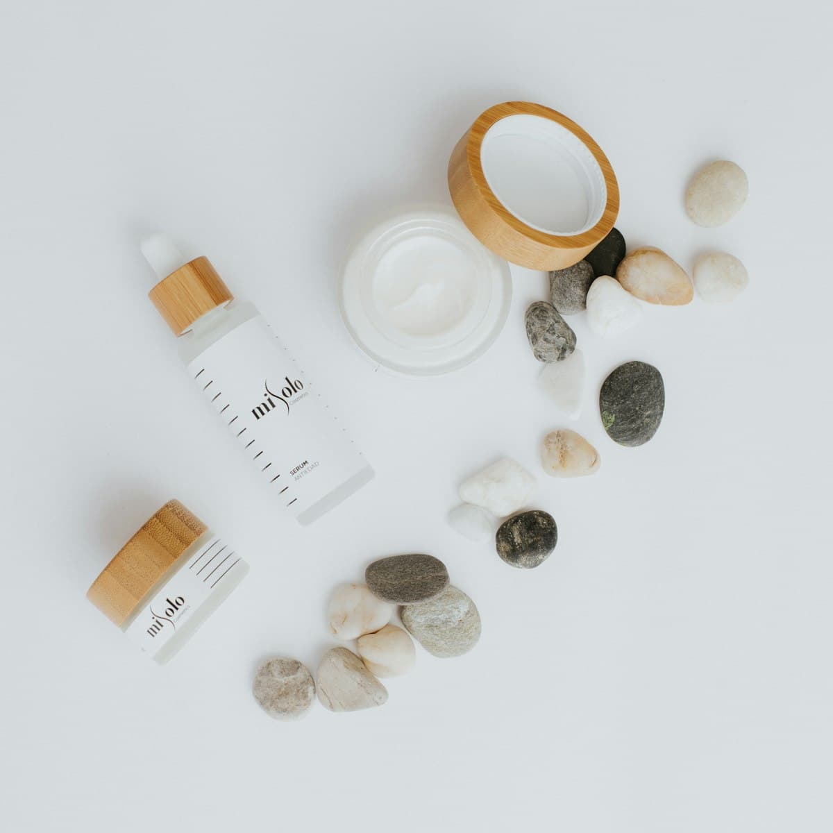 Krim dan serum kosmetik dengan tekstur yang terlihat jelas